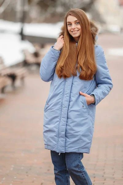 Genç Bir Kadın Kış Parkında Yürüyor Karda Kış Parkı Kıyafet — Stok fotoğraf