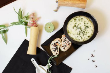 İskandinav balık çorbası. Somon, patates, soğan, dereotu ve beyaz biberli kremalı çorba. Somon peynirli peynirle servis edilmiş..