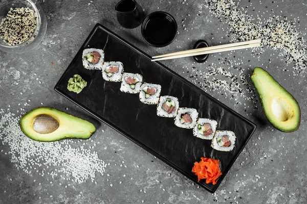 Kalifornia tekercs sushi hagyományos japán rizs élelmiszer, lazac, avokádó, uborka, nori, és Szezám seeds — Stock Fotó