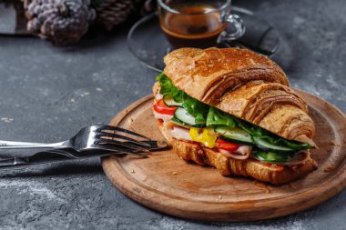 Kruvasanla yeni yıl kahvaltısı. Jambon peynirli ve domatesli yeni yıl kruvasanı. Yeni yıl ve Noel konsepti.