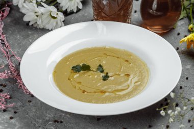 Masada ekmek olan lezzetli krema çorbası.