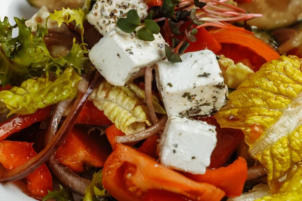 Greek salad with fresh vegetables, feta cheese and black olives — Stock Photo, Image