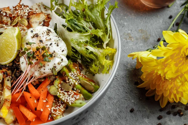 Sağlıklı kase - ton balıklı kinoa salatası, brokoli, ahşap kırsal masada avokado. en üstteki görünüm