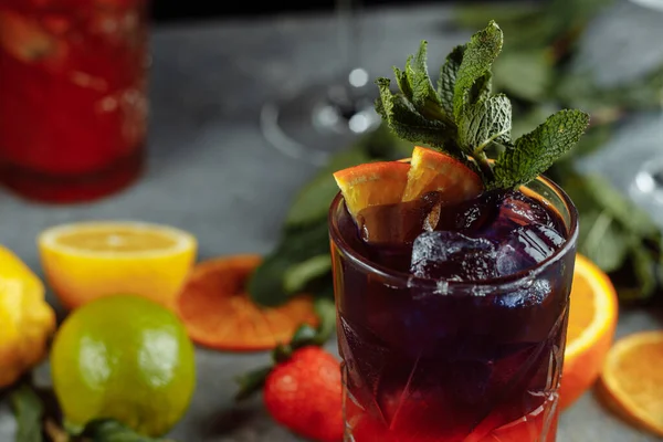 Bebidas Refrescantes Coloridas Para Verão Suco Limonada Morango Frio Com — Fotografia de Stock