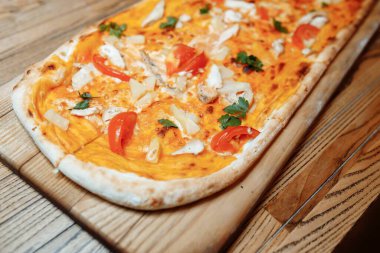 Tahta masa manzaralı pizza. Fast food. Sosyal medya blogu. Fotokopi alanı. Pizza hazır..