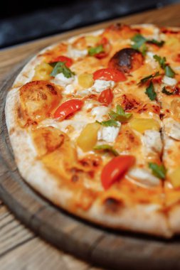 Tahta masa manzaralı pizza. Fast food. Sosyal medya blogu. Fotokopi alanı. Pizza hazır..