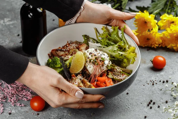 Sağlıklı kase - ton balıklı kinoa salatası, brokoli, ahşap kırsal masada avokado. en üstteki görünüm.