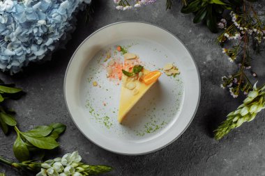 New York cheesecake veya beyaz plaka üzerinde taze çilek, ahşap masa metin için arka plan ve kopya yer ile klasik cheesecake