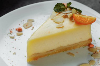 New York cheesecake veya beyaz plaka üzerinde taze çilek, ahşap masa metin için arka plan ve kopya yer ile klasik cheesecake