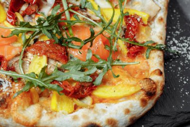 Somon ve sebzeli lezzetli pizza. İtalyan pizzası..