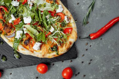 Peynirli domatesli vejetaryen pizza..