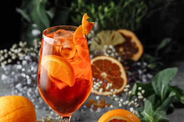 Aperol Spritz Cocktail Fundo Concreto Cinza Copo Spritz Aperol Com — Fotografia de Stock