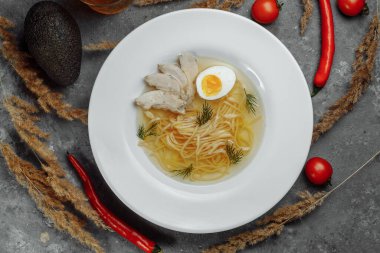 Tavuk çorbası erişte ve sebze beyaz kase.