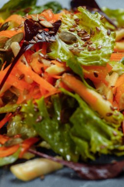 Rezeneli Sicilya salatası, portakal, greyfurt ve mavi keten masa örtüsünde balzamik soslu radicchio salatası. sağlıklı yaz İtalyan yemekleri.