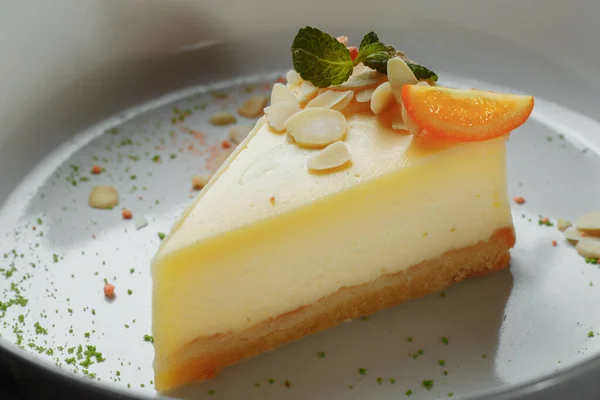 New York Cheesecake Veya Beyaz Plaka Üzerinde Taze Çilek Ahşap — Stok fotoğraf