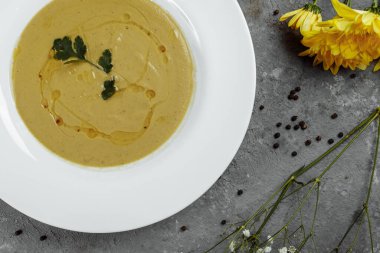 Masada ekmek olan lezzetli krema çorbası..