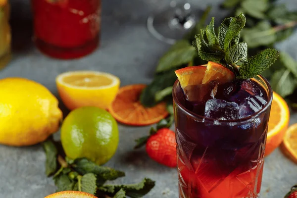 Bebidas Refrescantes Coloridas Para Verão Suco Limonada Morango Frio Com — Fotografia de Stock