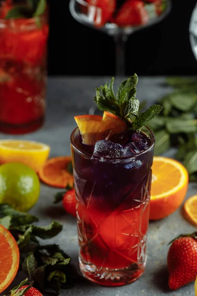 Bebidas Refrescantes Coloridas Para Verão Suco Limonada Morango Frio Com — Fotografia de Stock