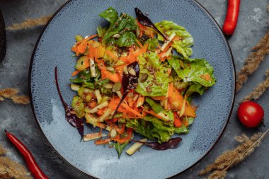 Rezeneli Sicilya salatası, portakal, greyfurt ve mavi keten masa örtüsünde balzamik soslu radicchio salatası. sağlıklı yaz İtalyan yemekleri.