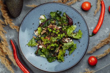 Taze kuzu marul salata avokado, salatalık, somon, kiraz domates. Bal ile pansuman, dijon hardal, zeytinyağı ve limon suyu, chia tohum ile tepesinde. Şef tarafından hazırlanan.