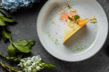 New York cheesecake veya beyaz plaka üzerinde taze çilek, ahşap masa metin için arka plan ve kopya yer ile klasik cheesecake