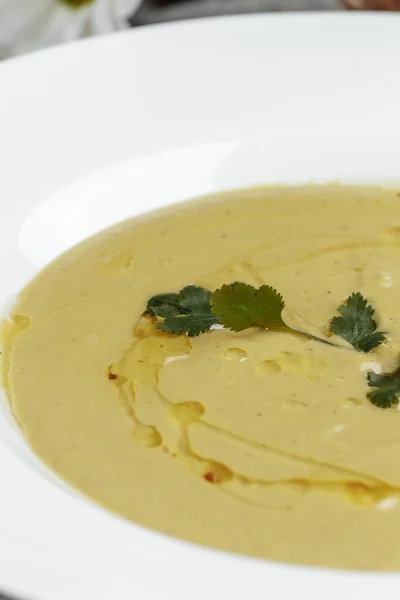 Leckere Sahnesuppe mit Brot auf dem Tisch — Stockfoto