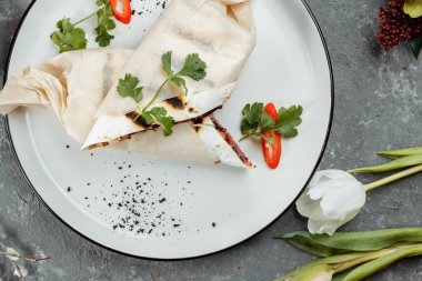 Shawarma sandviçi jiroskopu taze lahana biftekli shawarma falafel tarifli ızgara et, mantar ve peynirle dolu. Geleneksel Orta Doğu atıştırması.