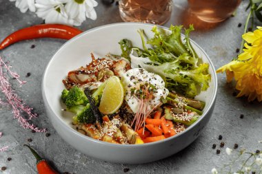 Sağlıklı kase - ton balıklı kinoa salatası, brokoli, ahşap kırsal masada avokado. en üstteki görünüm.