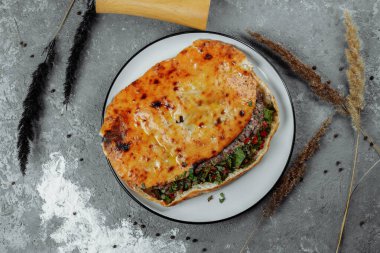 Gürcistan Khachapuri 'nin en iyi manzarası. Kuzu eti ve ahşap masada kırmızı biber..