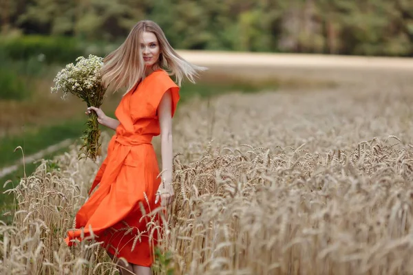 Eine Schöne Junge Frau Geht Einem Weizenfeld — Stockfoto