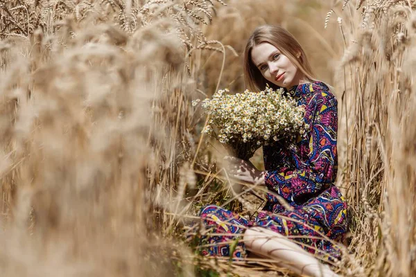 Eine Schöne Junge Frau Geht Einem Weizenfeld — Stockfoto