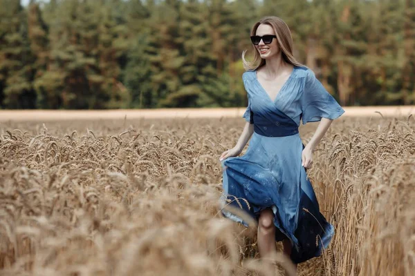 Une Belle Jeune Femme Marche Dans Champ Blé — Photo