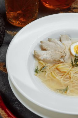 Tavuk çorbası erişte ve sebze beyaz kase.