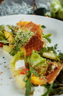 Yaz diyet salatası, marul, karpuz, şeftali ve peynir yaprakları. Açık mavi arkaplan kopyalama boşluğunda.