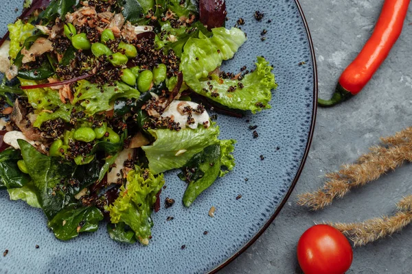 Taze kuzu marul salata avokado, salatalık, somon, kiraz domates. Bal ile pansuman, dijon hardal, zeytinyağı ve limon suyu, chia tohum ile tepesinde. Şef tarafından hazırlanan.