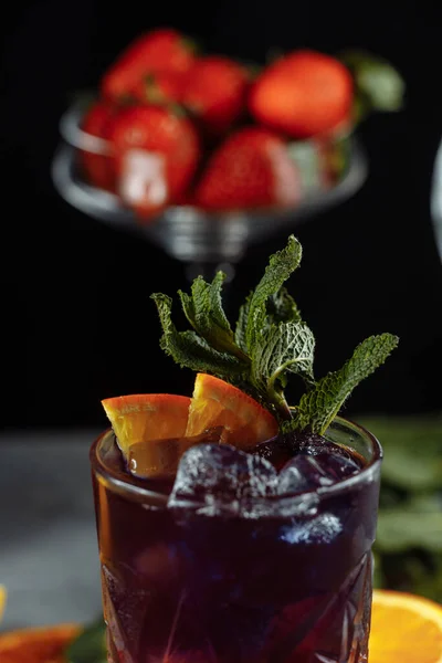 Πολύχρωμα Δροσιστικά Ποτά Για Καλοκαίρι Κρύα Φράουλα Χυμό Λεμονάδα Παγάκια — Φωτογραφία Αρχείου