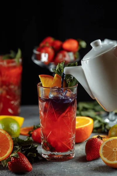 Bebidas Refrescantes Coloridas Para Verão Suco Limonada Morango Frio Com — Fotografia de Stock