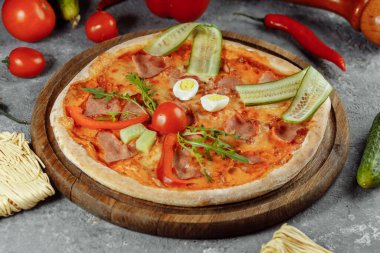 Beyaz bir tabakta, beyaz arka planda, kedi şeklinde çocuk pizzası, üst manzara. Çocuk menüsü.