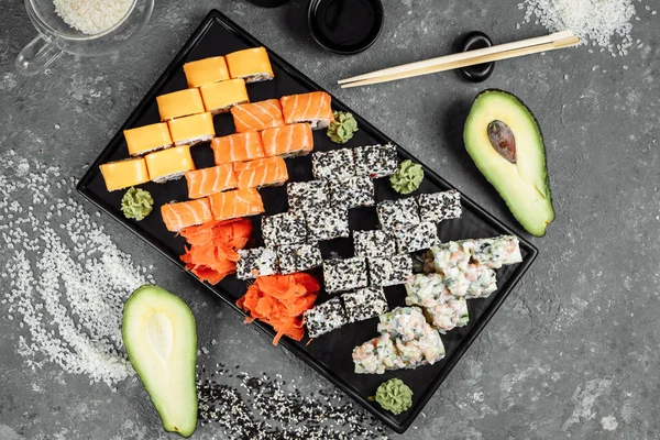 Sushi Set Čerstvými Ingrediencemi Šedém Pozadí Suši Menu Japonské Jídlo — Stock fotografie