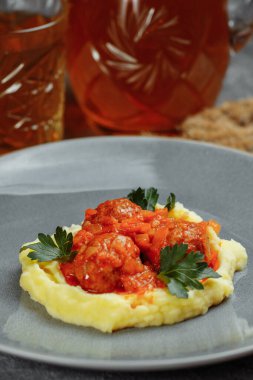 Domates soslu köfteler, beyaz tabakta patates püresi, yukarıdan manzara..