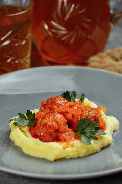 Domates soslu köfteler, beyaz tabakta patates püresi, yukarıdan manzara..