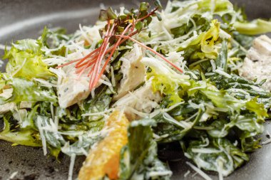 Harika portakallı, tavuklu salata manzaralı..