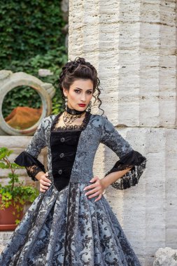 Kaliteli elbiseli güzel bir kadın.