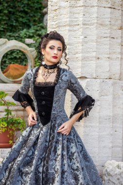 Kaliteli elbiseli güzel bir kadın.