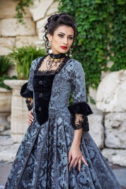 Kaliteli elbiseli güzel bir kadın.