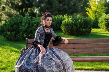 Kaliteli elbiseli güzel bir kadın.