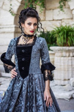 Kaliteli elbiseli güzel bir kadın.