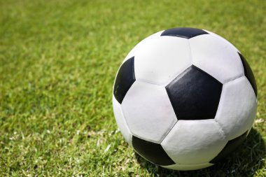 Yeşil çimlerde futbol topu