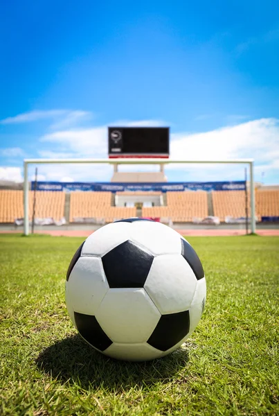 Футбольный мяч перед воротами — стоковое фото