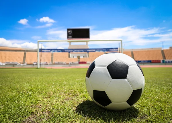 Una pelota de fútbol delante del gol — Foto de Stock